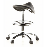 Sgabello a sella TOP WORK 13 nero con poggiapiedi e base a cinque ruote di hjh OFFICE – vista a 360° (vista posteriore a tre quarti 140°)