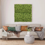 Pannello vegetale verde LEAFLUXE 3 come quadro quadrato sopra un divano di hjh LIVING