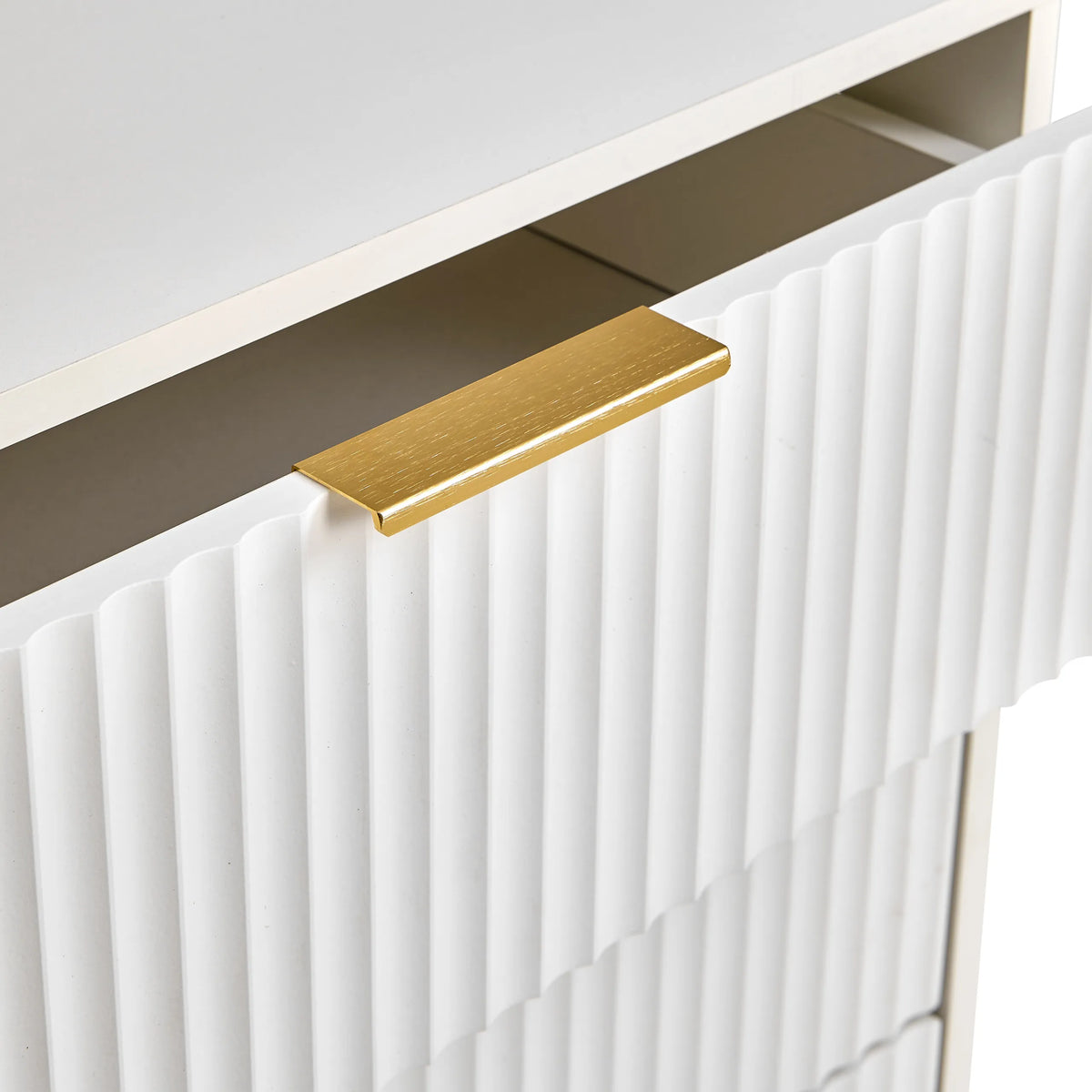 Maniglia dorata su un frontale bianco con struttura scanalata della cassettiera Hjelle K di hjh LIVING