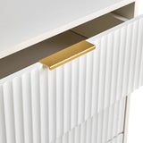 Maniglia dorata su un frontale bianco con struttura scanalata della cassettiera Hjelle K di hjh LIVING