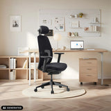 Sedia da ufficio professionale Skandis Pro nera con poggiatesta in un home office di hjh OFFICE (immagine generata dall’IA)