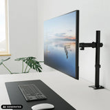 Supporto per monitor Ergomount M1 nero con uno schermo fissato a una scrivania di hjh OFFICE (immagine generata dall’IA)