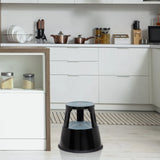 Sgabello TIO-M II nero con due gradini in una cucina di hjh OFFICE