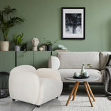 Poltrona Lounge VERDUNA bianca con forma curva e rivestimento strutturato di hjh LIVING