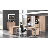 Scrivania a L HILO 8 S in rovere rustico con due cassettiere su ruote e sedia da ufficio di hjh OFFICE PRO