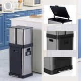 Cestino CLEAN 3 argentato con coperchio aperto, elemento della scocca nero e pedale di hjh OFFICE