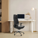Poltrona professionale VITORO ECO nera con braccioli e ruote a una scrivania di hjh OFFICE