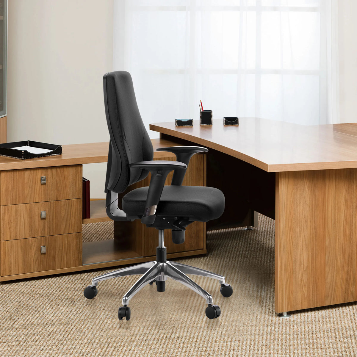 Sedia da ufficio professionale PRO-TEC 200 nera con braccioli e cinque rotelle su base a stella di hjh OFFICE