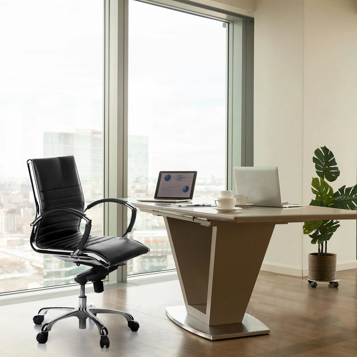 Poltrona professionale PARMA 10 nera con struttura e braccioli cromati di hjh OFFICE