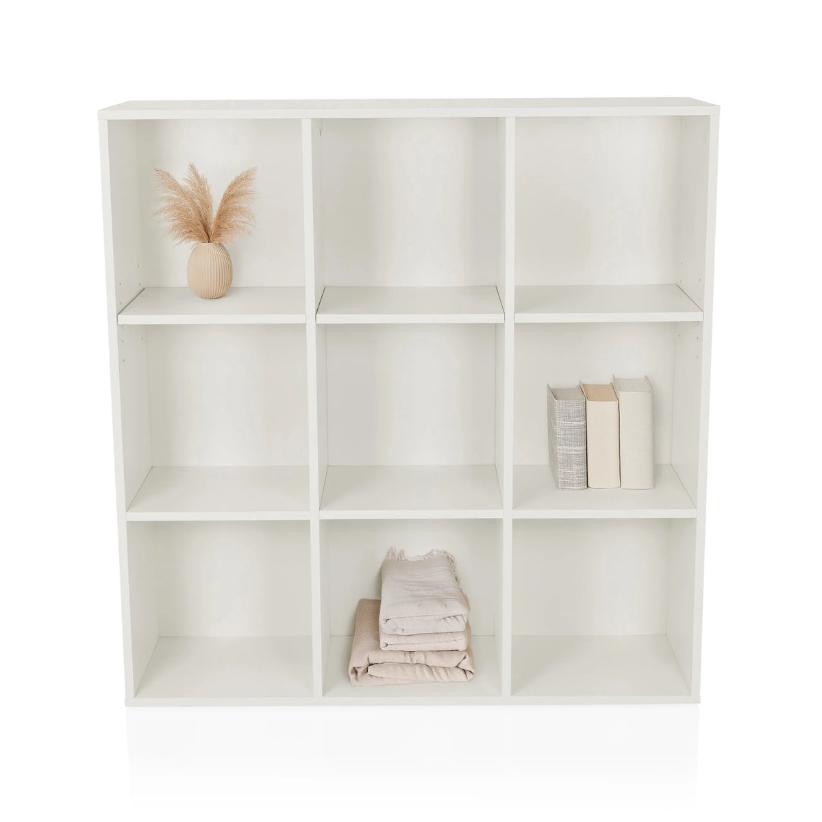 Scaffale bianco BJORKE con nove scomparti quadrati e oggetti decorativi di hjh LIVING