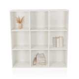 Scaffale bianco BJORKE con nove scomparti quadrati e oggetti decorativi di hjh LIVING