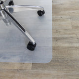 Rotelle di una sedia da ufficio sul tappetino FORTIFLEX bianco latte su un pavimento in legno di hjh OFFICE
