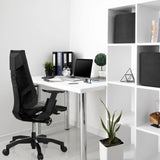 Sedia da ufficio high-end GENIDIA BLACK in pelle nera a una scrivania bianca di hjh OFFICE