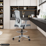 Sedia da banco Top Work 44 W grigia con poggiapiedi e schienale in rete di hjh OFFICE (immagine generata dall’IA)