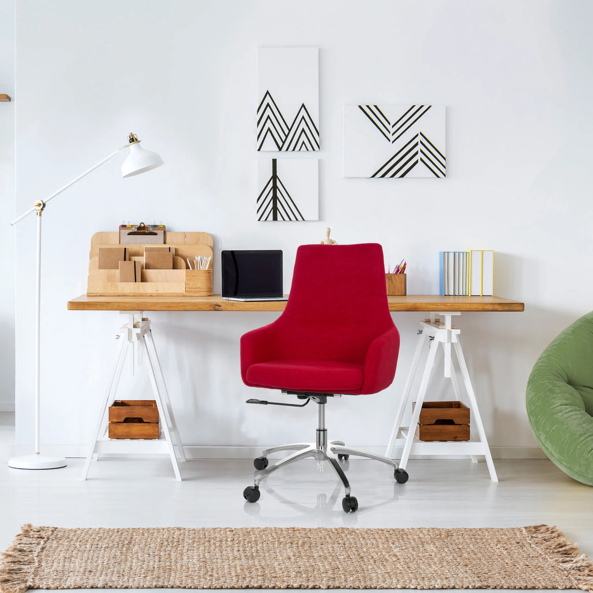 Sedia Home Office SHAKE 100 rossa con base a stella e rotelle davanti a una scrivania di hjh OFFICE