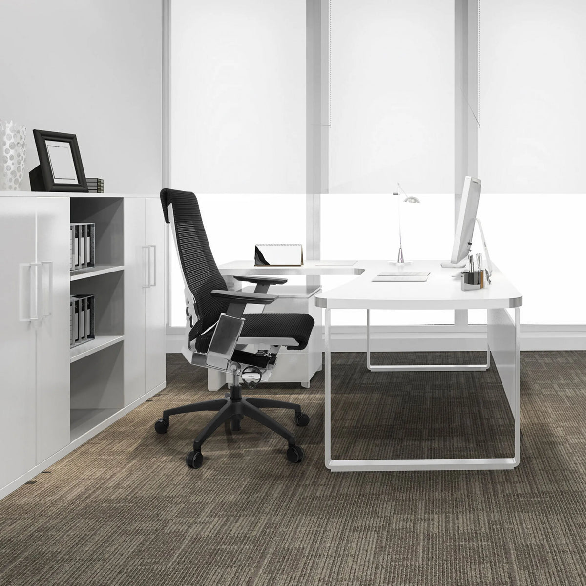 Sedia da ufficio professionale GENIDIA SMART WHITE CM con schienale in rete in bianco e nero con dettagli cromati di hjh OFFICE