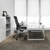 Sedia da ufficio professionale GENIDIA SMART WHITE CM con schienale in rete in bianco e nero con dettagli cromati di hjh OFFICE