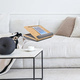 Supporto per laptop COMFILAP III marrone con cuscino grigio su un divano chiaro di hjh OFFICE
