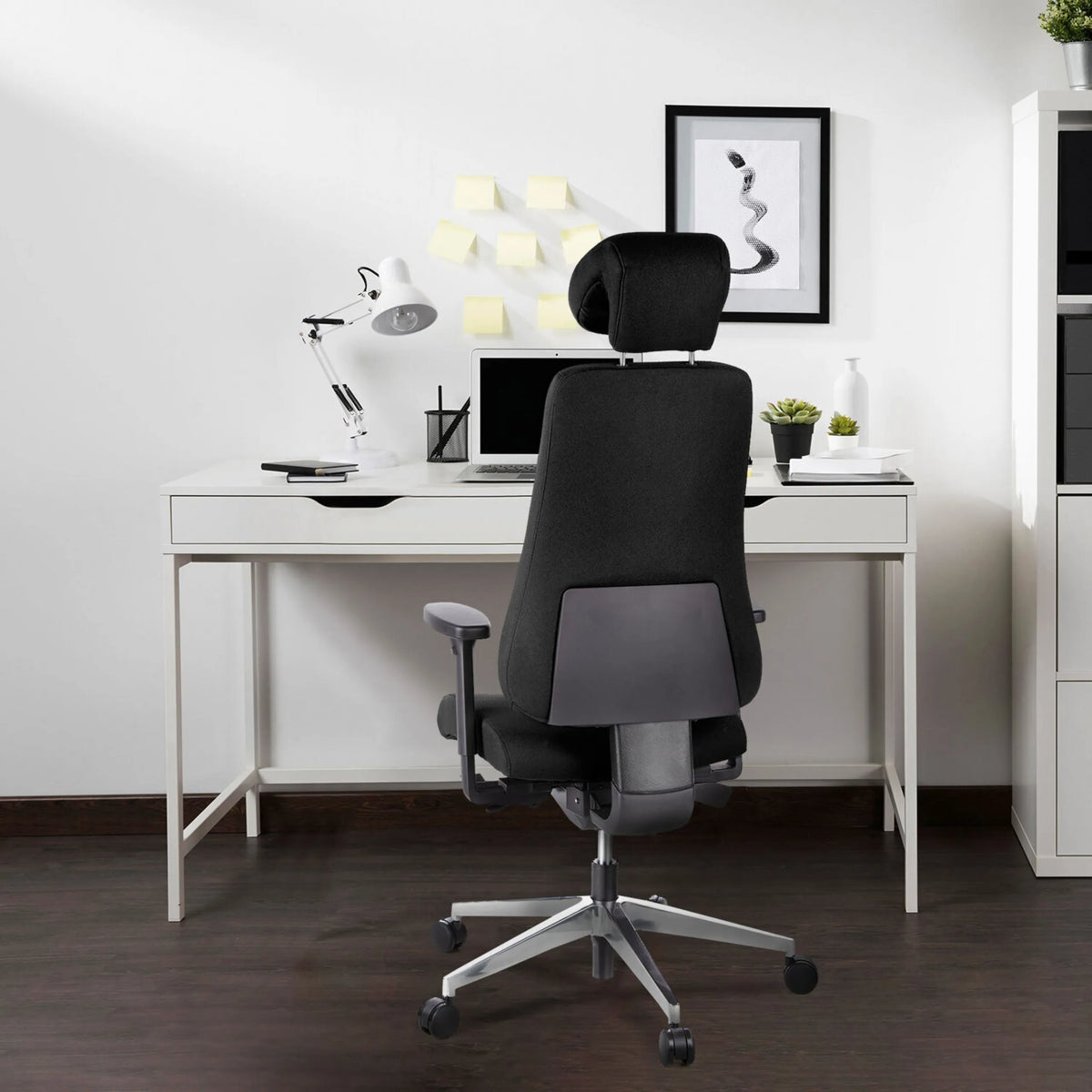 Rückansicht des Profi-Bürostuhls PRO-TEC 400 in Schwarz mit Kopfstütze und Armlehnen von hjh OFFICE