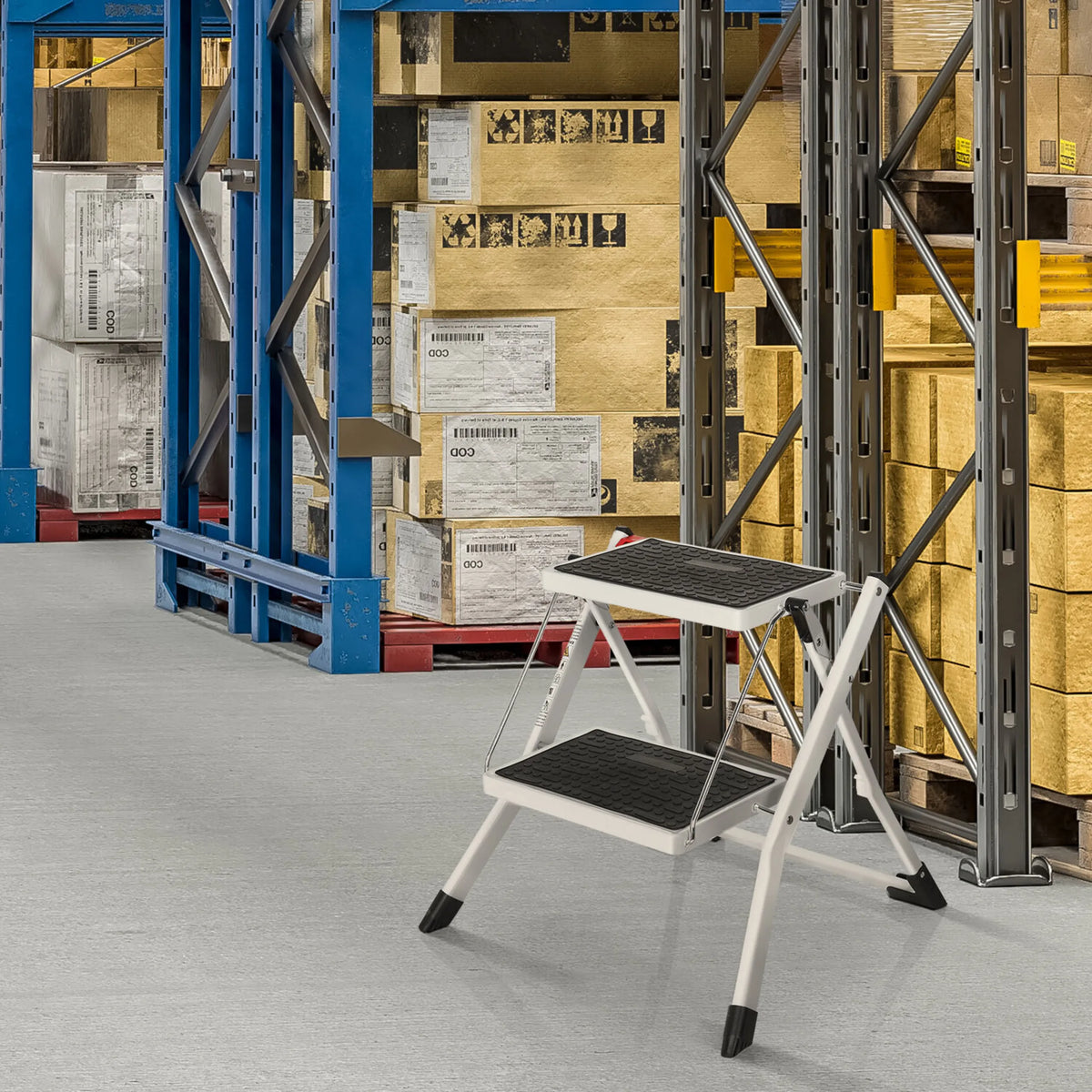 Scala richiudibile bianca SOLID W1 con due gradini neri in un magazzino di hjh OFFICE