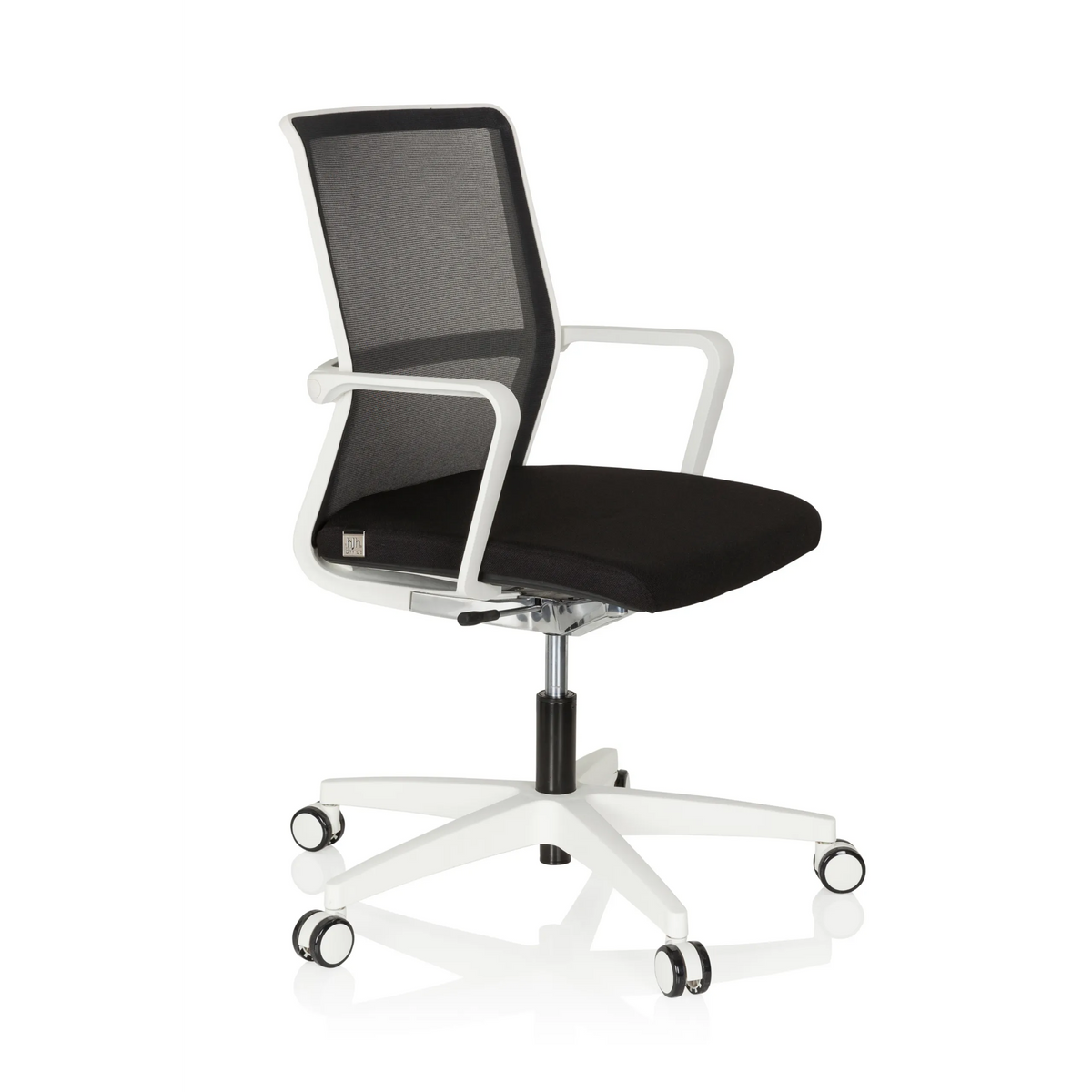 Sedia da ufficio professionale MOVE-TEC NET 3D W bianca e nera con schienale in rete e base bianca a cinque ruote di hjh OFFICE – vista a 360° (vista frontale a tre quarti 60°)