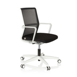Sedia da ufficio professionale MOVE-TEC NET 3D W bianca e nera con schienale in rete e base bianca a cinque ruote di hjh OFFICE – vista a 360° (vista frontale a tre quarti 60°)