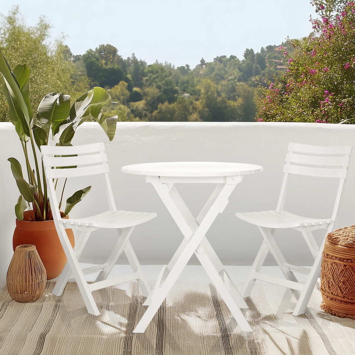 Tavolo pieghevole bianco TRAVANO T con due sedie pieghevoli coordinate su una terrazza di hjh LIVING
