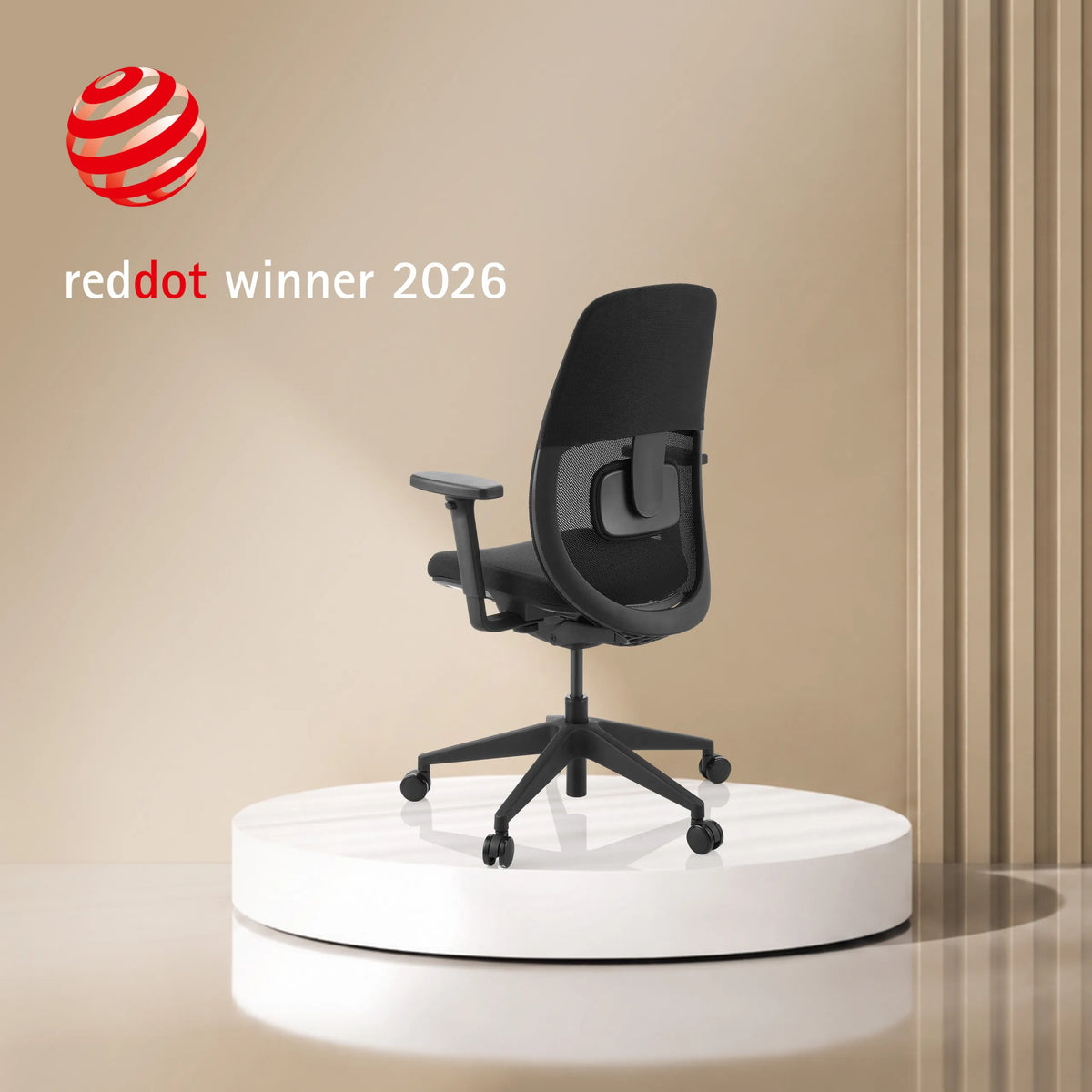 Sedia da ufficio professionale Skandis nera senza poggiatesta su un podio bianco di hjh OFFICE