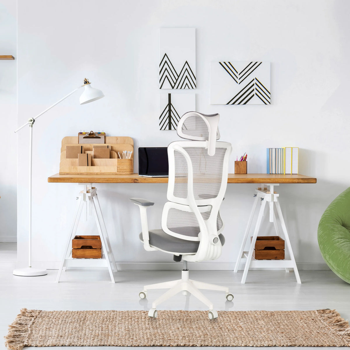 Sedia da ufficio professionale ERGOMY W in grigio con struttura bianca e schienale in rete a una scrivania di MyBuero
