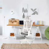 Sedia da ufficio professionale ERGOMY W in grigio con struttura bianca e schienale in rete a una scrivania di MyBuero