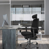 Sedia da ufficio professionale PHOENIX PRO I nera con poggiatesta e braccioli a una scrivania grigia di hjh OFFICE