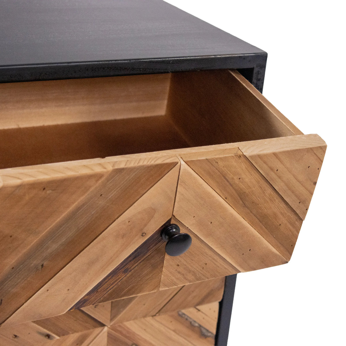 Cassetto aperto con frontale in legno effetto spina di pesce della Madia SANTJAGO BLACK SUN L di hjh LIVING
