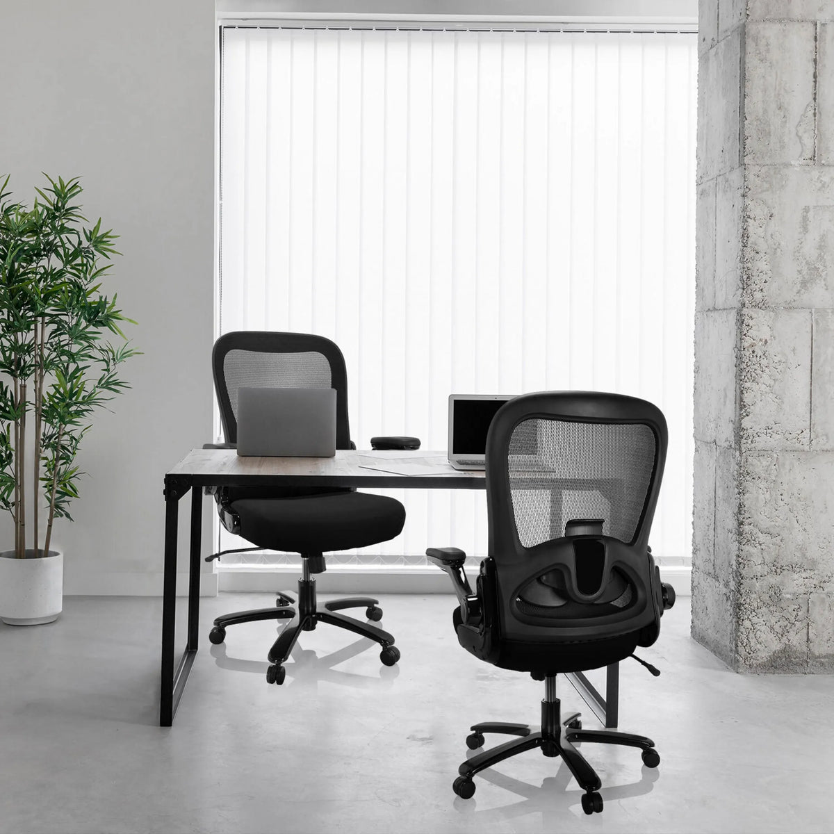 Due sedie girevoli XXL INSTRUCTOR SW I nere con schienale in rete a una scrivania di hjh OFFICE