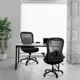 Due sedie girevoli XXL INSTRUCTOR SW I nere con schienale in rete a una scrivania di hjh OFFICE