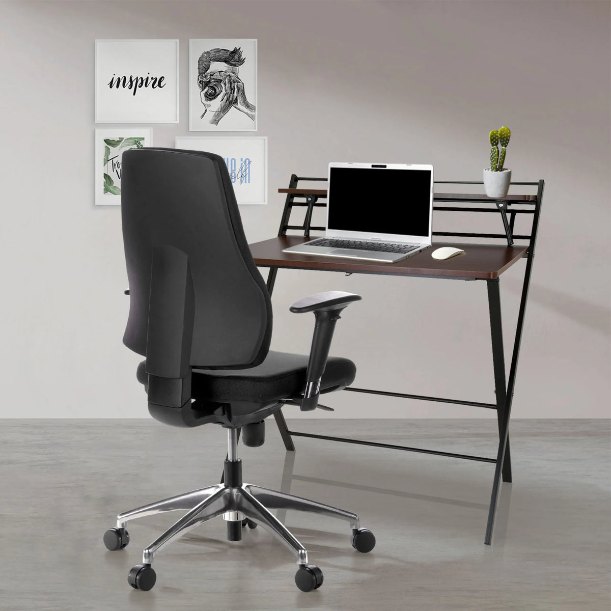 Sedia da ufficio professionale PRO-TEC 200 nera con braccioli e rotelle a una scrivania di hjh OFFICE