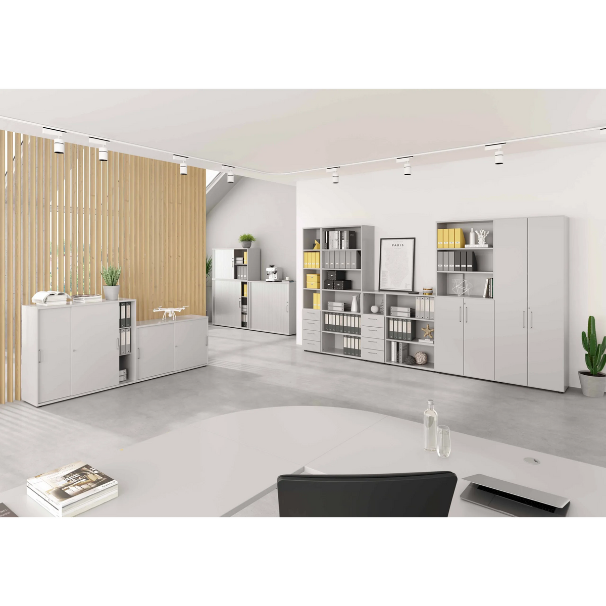 Armadi grigi BETA 9 con ante e ripiani aperti in un ufficio luminoso di hjh OFFICE PRO
