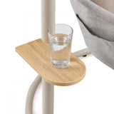 Vano appoggio integrato in legno con un bicchiere d'acqua sulla Sedia sospesa Skylo di hjh LIVING