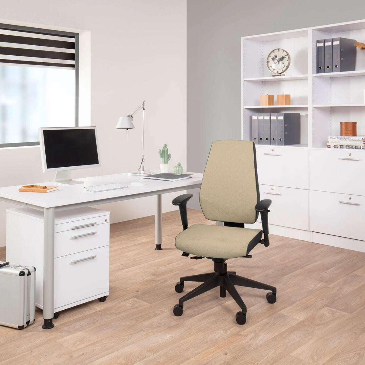 Sedia da ufficio professionale PRO-TEC 500 beige con braccioli regolabili e base a stella con ruote di hjh OFFICE