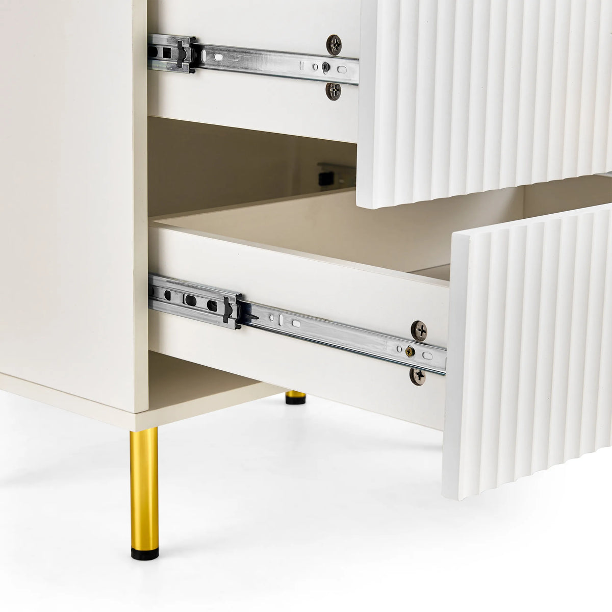 Cassetti aperti con guide metalliche e frontale rigato della cassettiera Hjelle K di hjh LIVING