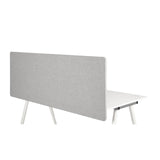 Divisorio per scrivania FLEXMIUT D 160 grigio chiaro mélange su una scrivania bianca di hjh OFFICE – vista a 360° (vista posteriore 180°)