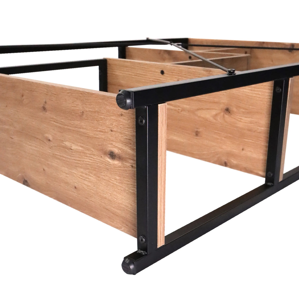 Giunzione d'angolo in metallo nero ed elementi in legno di rovere dello Scaffale Kalag Eco di hjh LIVING