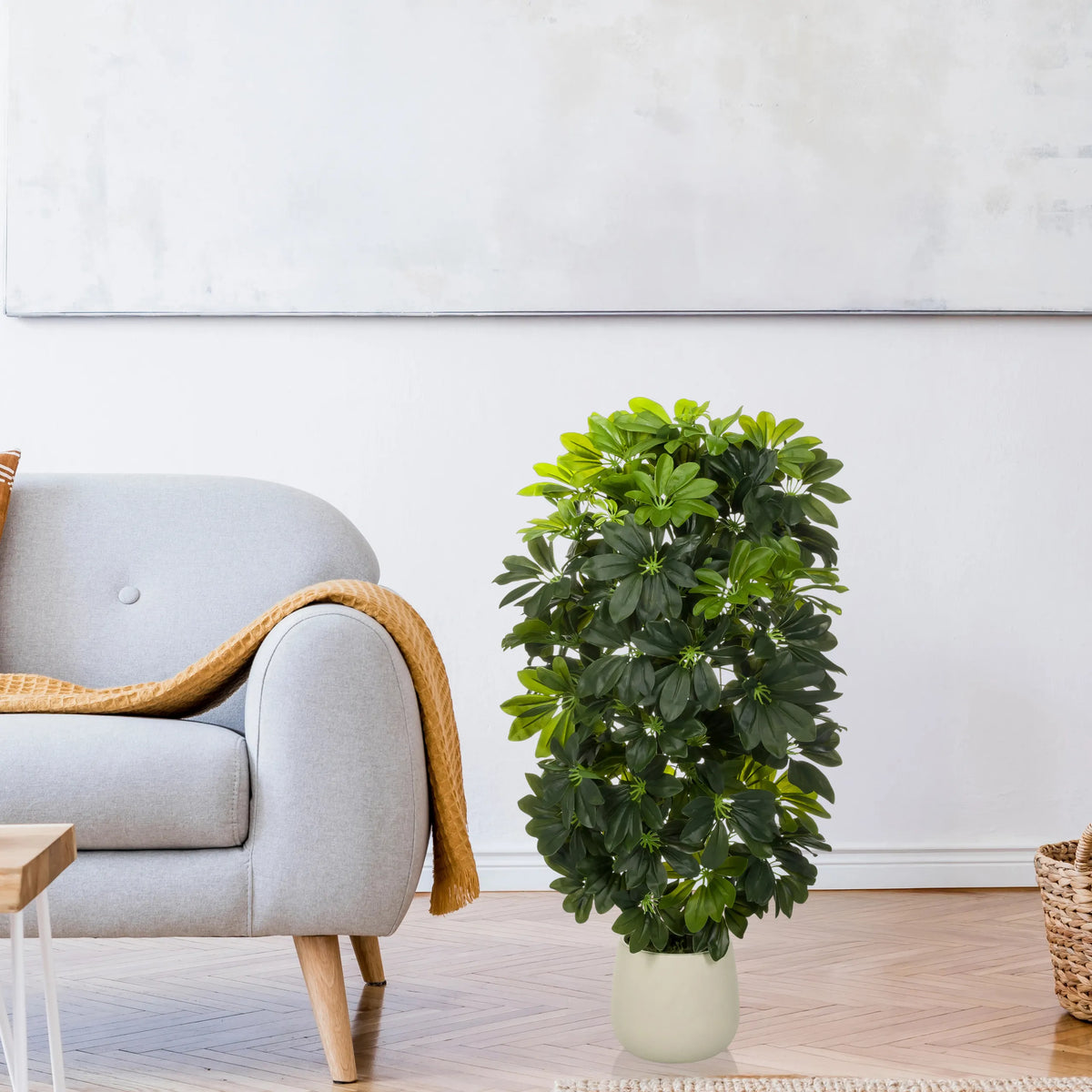 Pianta artificiale verde Schefflera 2 in un semplice vaso bianco di hjh OFFICE