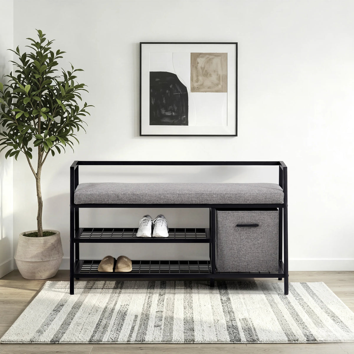 Scarpiera Estha Loft in nero e grigio con cuscino per sedere, due ripiani e un cesto in tessuto di hjh LIVING