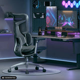 Sedia da ufficio professionale S100-M301 nera con schienale in rete e braccioli in una stanza da gaming di Sihoo (immagine generata dall’IA)