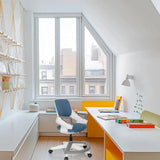 Sedia girevole per bambini KID FLEX blu grigio con braccioli e rotelle bianche davanti a una scrivania di hjh OFFICE