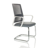 Sedia a sbalzo VISITER W grigia con schienale in rete, braccioli e struttura cromata di hjh OFFICE – vista a 360° (vista frontale a tre quarti 60°)