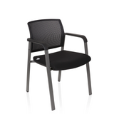 Sedia a quattro gambe MEET nera con schienale in rete e braccioli di hjh OFFICE – vista a 360° (vista frontale a tre quarti 40°)