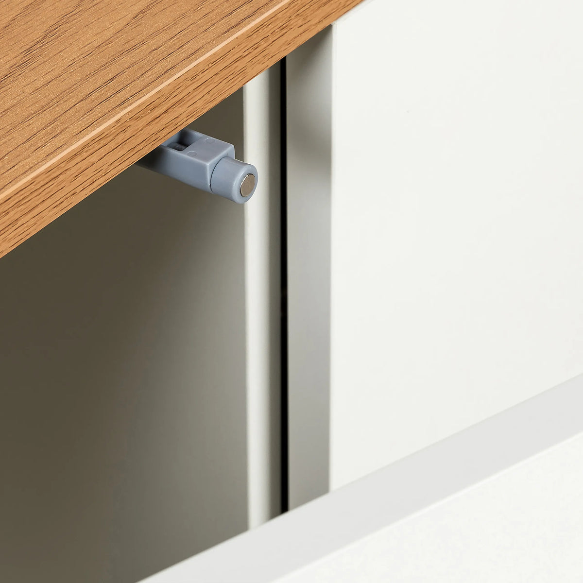 Fermaporta grigio sulla superficie color rovere della Madia KELO S di hjh LIVING