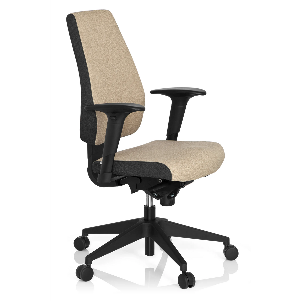 Sedia da ufficio professionale PRO-TEC 500 beige con braccioli e base nera a cinque ruote di hjh OFFICE – vista a 360° (vista frontale a tre quarti 60°)