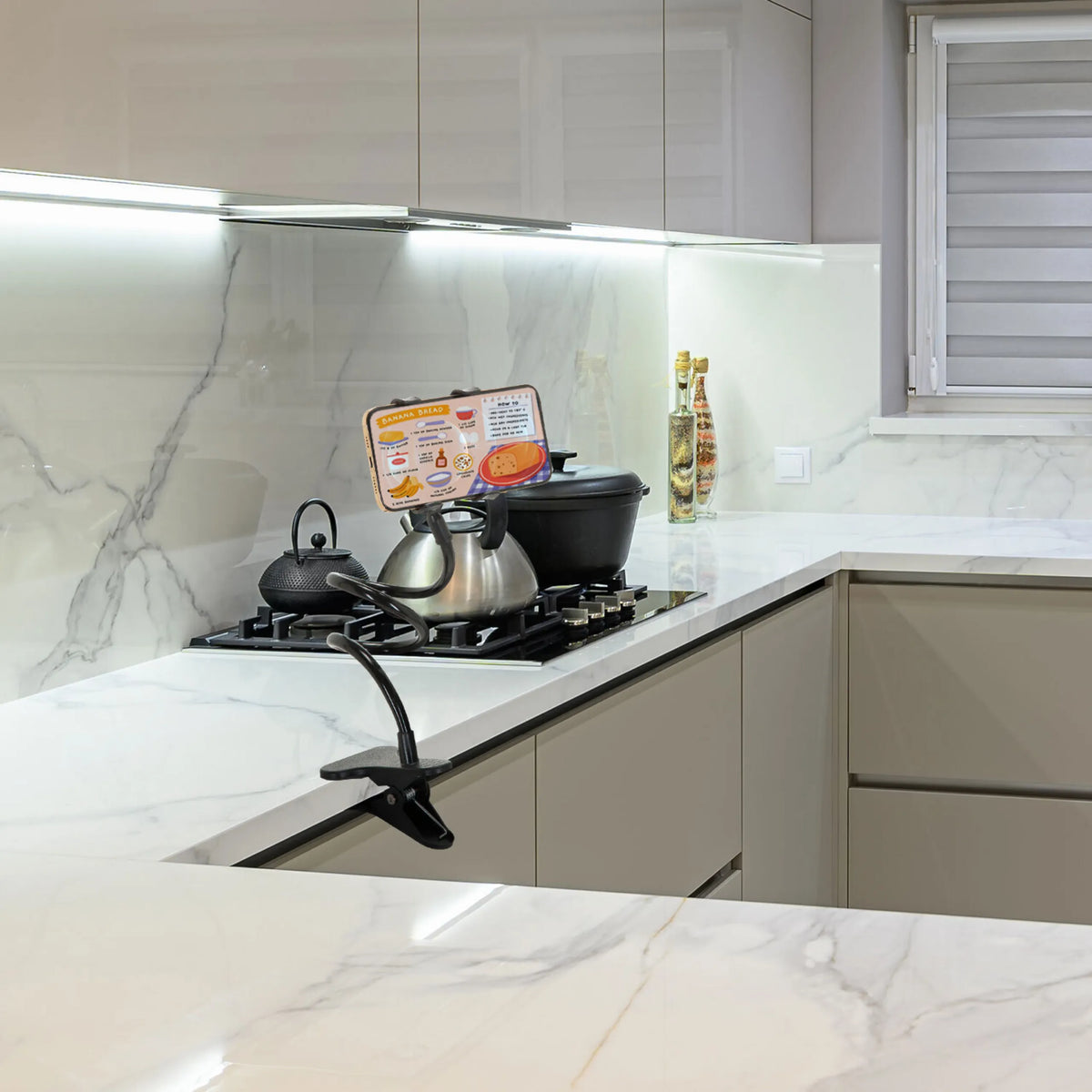 Supporto per cellulare e tablet FLEXMOBI nero su un piano di lavoro da cucina di hjh OFFICE